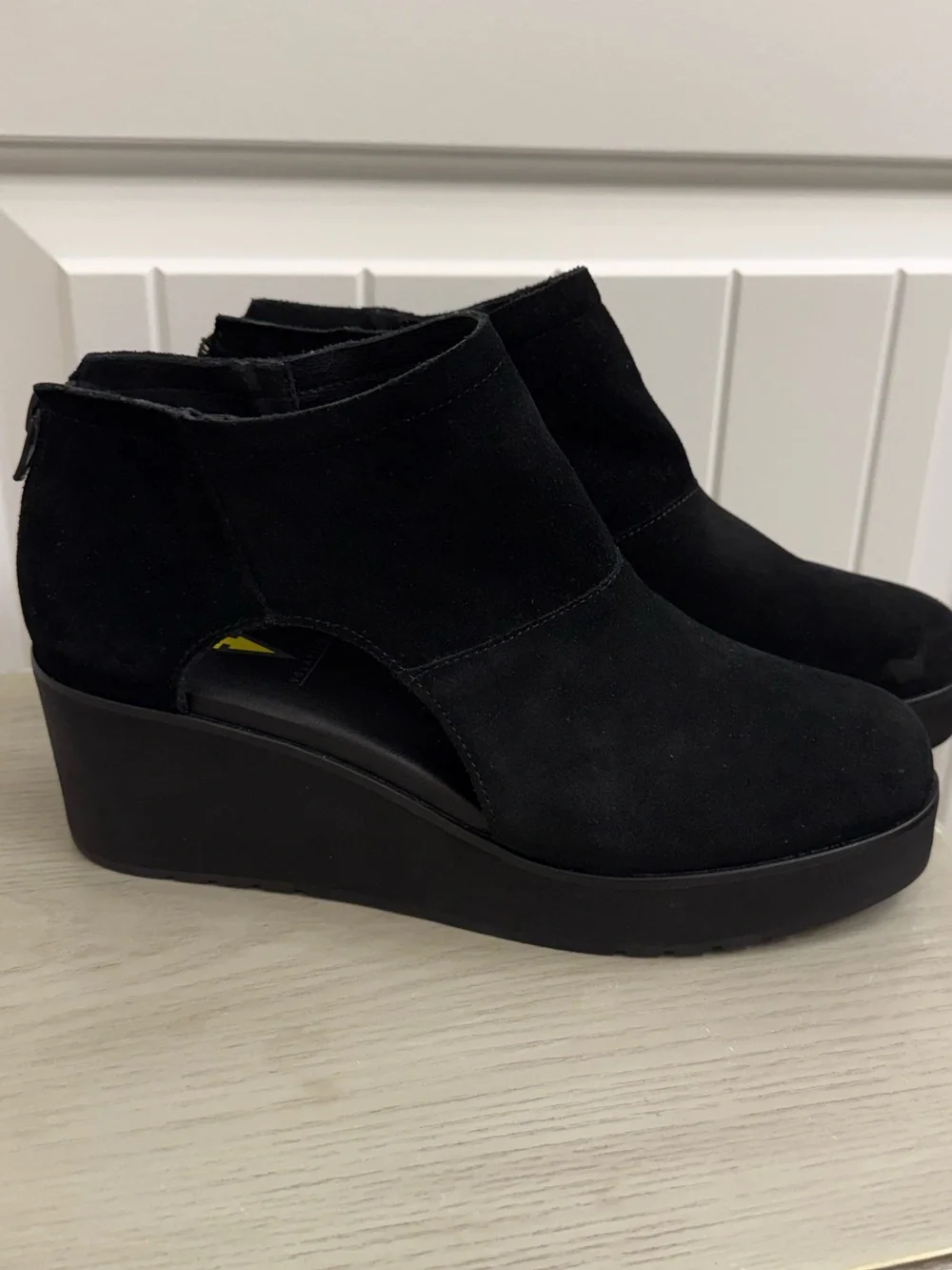 Volatile Bianca Cutout Wedge Ankle Bootie sz 8 Black Suede